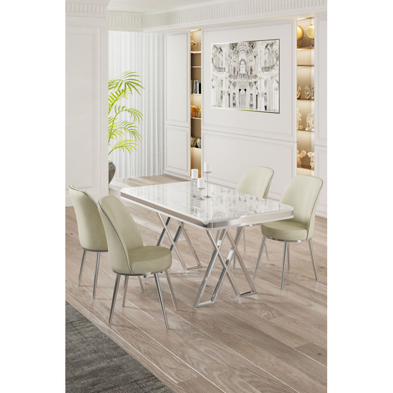 Ensemble de table et chaises de salle à manger moderne 5 pièces, finition blanche et chrome | Table à panneau laquée (51,2 po x 29,1 po x 31,5 po) avec pieds en métal | 4 chaises crème (17,7 po x 35,8 po x 16,5 po) | Coussins en mousse confortables, idéaux pour les espaces de salle à manger contemporains