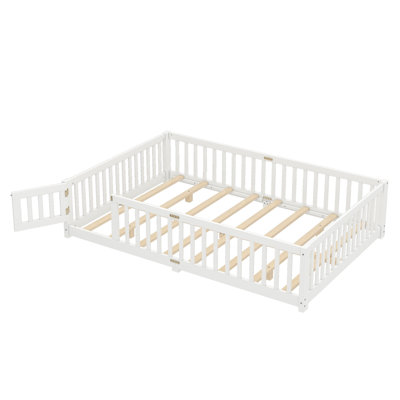 Lit grand format avec garde-corps et porte pour enfants