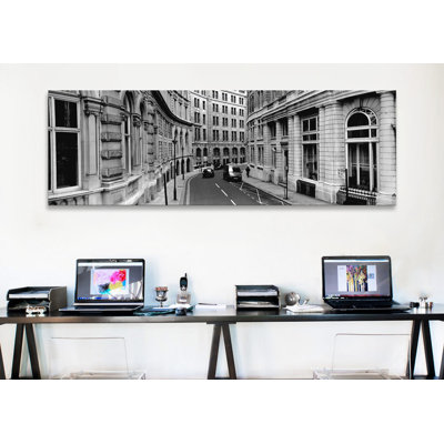 «Bâtiments le long d'une route, Londres, Angleterre» par Panoramic Images - Reproduction giclée sur toile panoramique