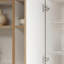 Armoire de cuisine en chêne naturel et blanc avec espace pour micro-ondes et tablette ouverte