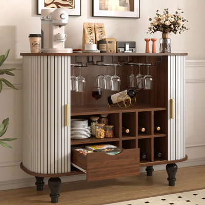 Armoire de bar Mid-Century moderne cannelée avec support à vin et porte-verres