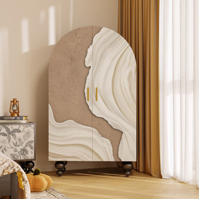 Armoire moderne arquée avec tablettes et portes d'art