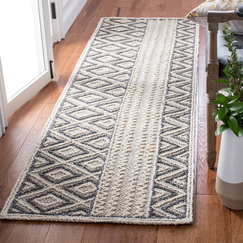 Tapis gris / beige touffeté à la main à motif géométrique Conner, Tapis de couloir 2 pi 3 po x 8 pi