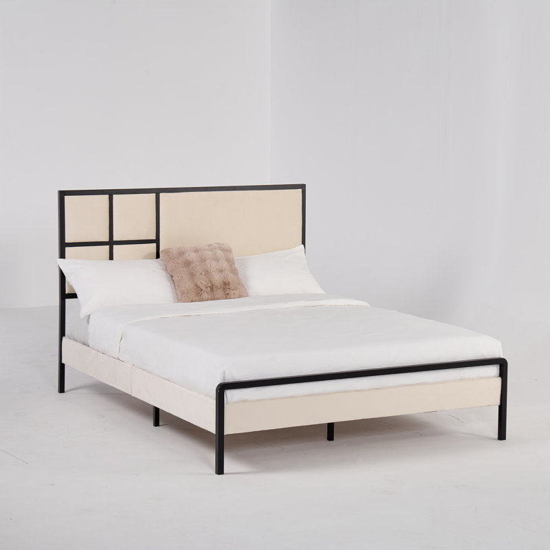 Structure de lit plateforme tapissier avec tête de lit à grille géométrique, pas de sommier nécessaire, velours beige avec structure en métal noir