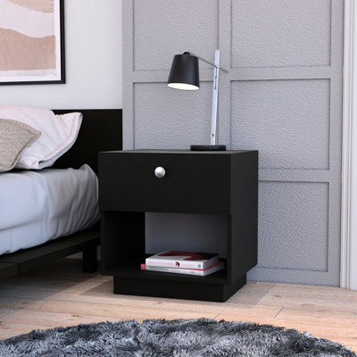 1 table de chevet avec rangement dans la chambre à coucher