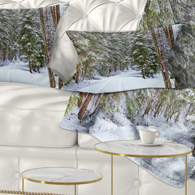 Coussin Snowy Road in the Forest