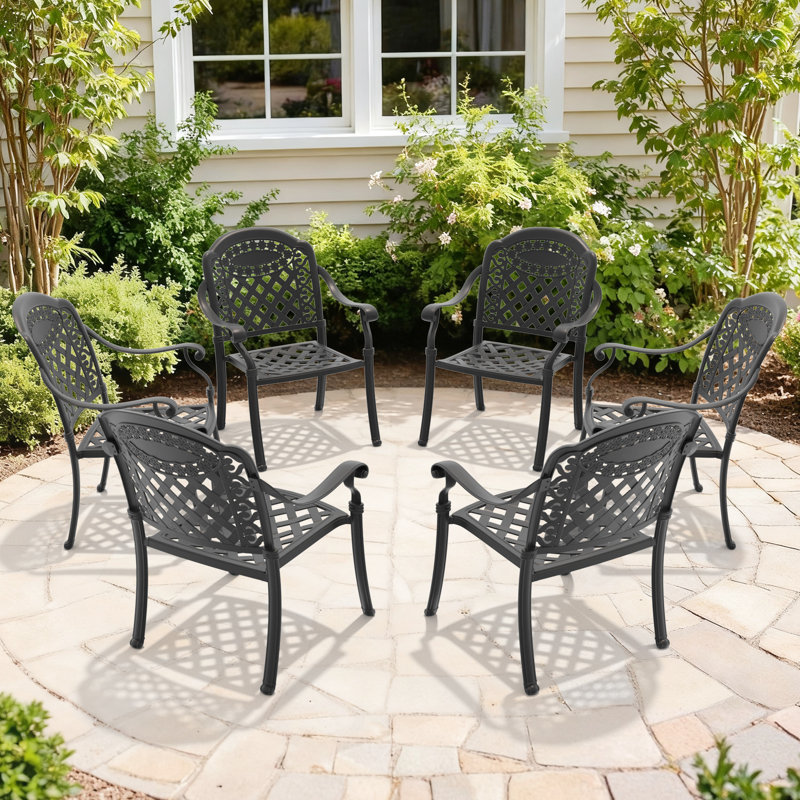 Ensemble de 6 chaises de jardin en aluminium moulé, structure noire et coussins rouges, design traditionnel avec motifs de pétales, revêtement haute température, assise large et épaisse confortable, empilables.