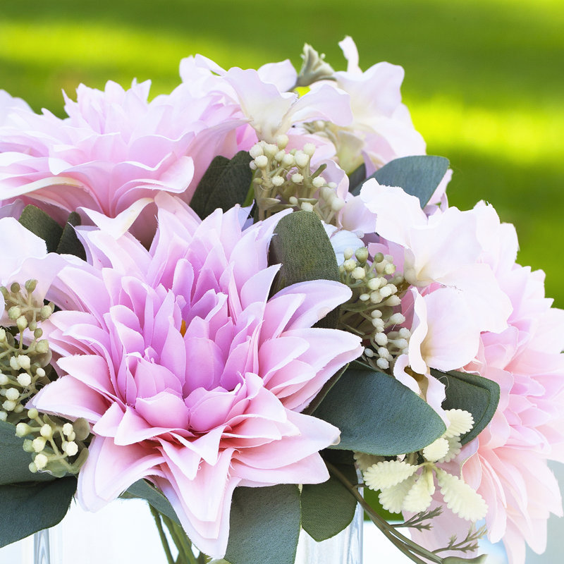 Fleur artificielle mélangée dans un vase