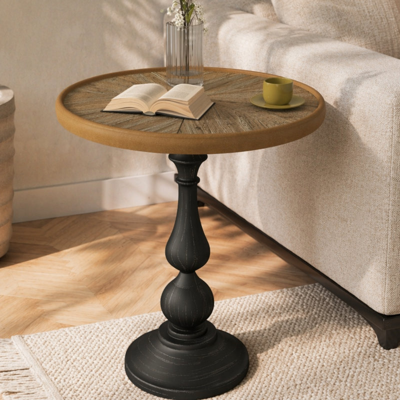 Table de bout polyvalente en bois avec un attrait intemporel pour divers décors