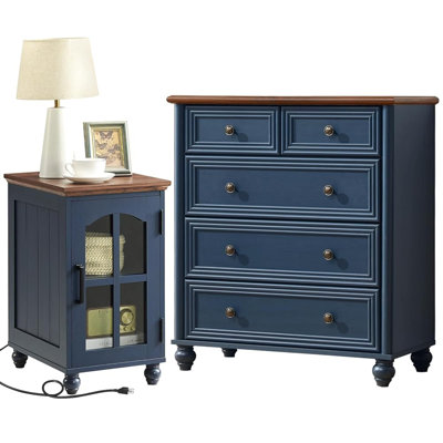 Ensemble commode 5 tiroirs et table de chevet, mobilier de chambre en bois de style champêtre avec station de recharge et design à colonnes romaines pour chambre, salon et couloir.