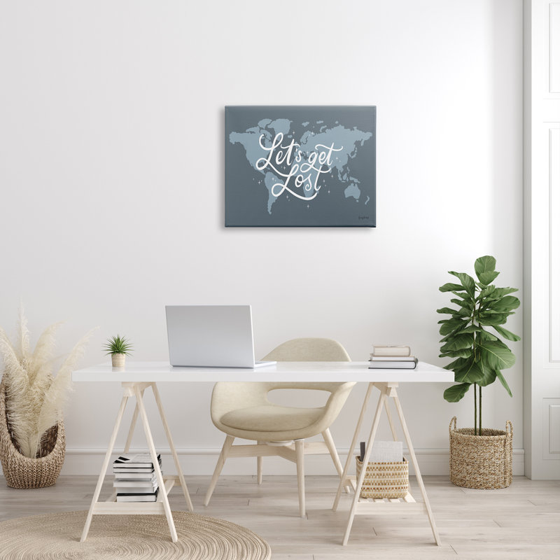 «Let Get Lost Adventure», phrase sur carte du monde surdimensionnée, estampe numérique sur fond noir, art texturé par Becky Thorns