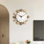 Horloge murale brune et blanche