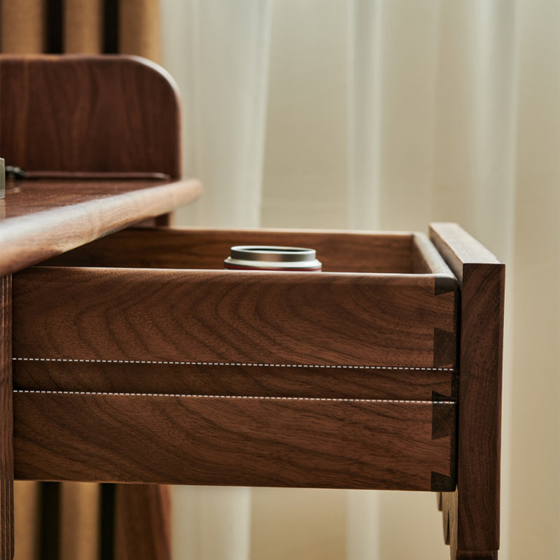 Commode en noyer massif