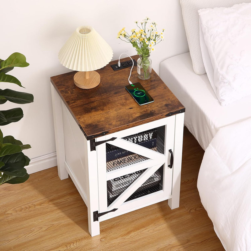 Table de chevet avec station de charge Farmhouse, table de chevet 18 po avec porte grillagée et tablette réglable, table d'appoint rustique pour salon de chambre à coucher, blanc