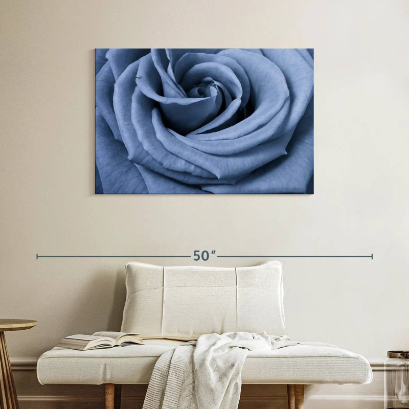 Rose bleue Harnek en gros plan, H 26 po x l 39 po