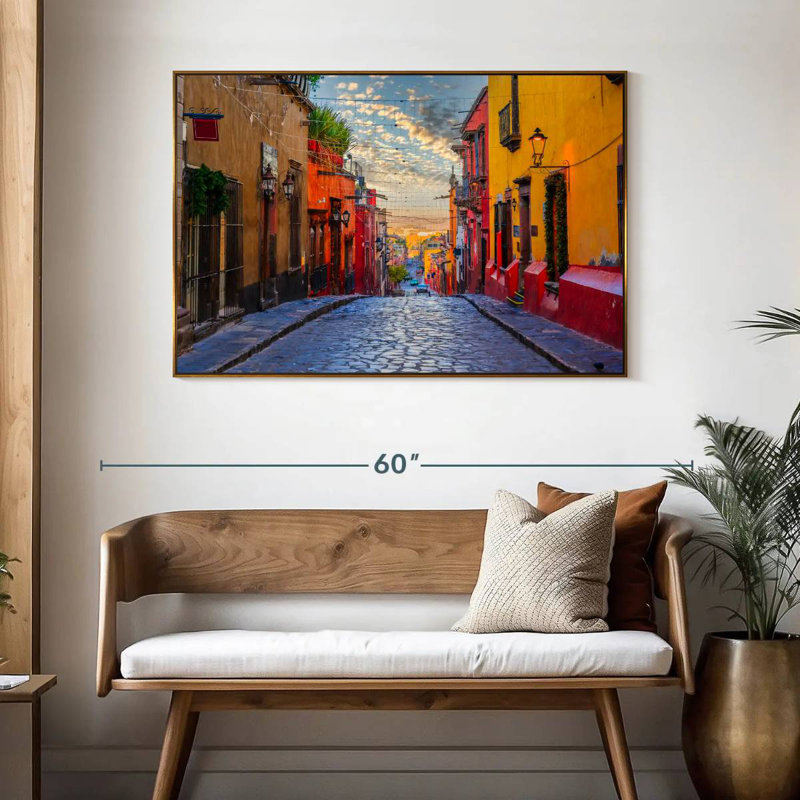 Rue San Miguel De Allende, 46 po x 31 po, Cadre flottant doré