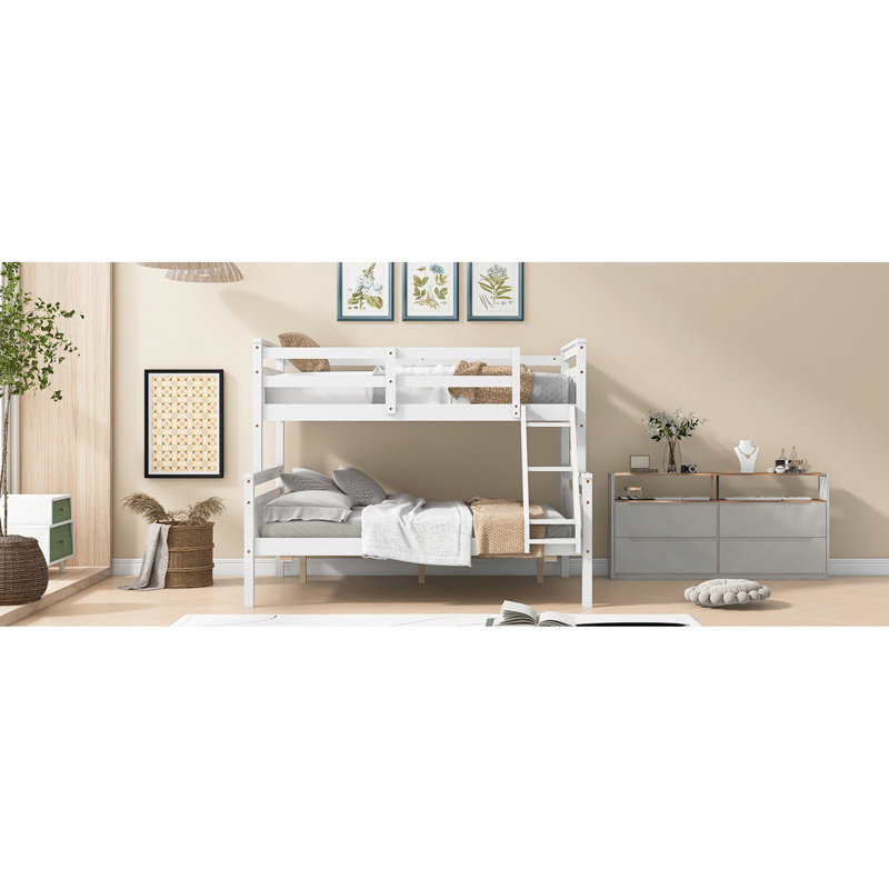 Lit simple blanc au-dessus d'un lit superposé double dans la chambre à coucher - avec garde-corps et blanc, mesures de construction