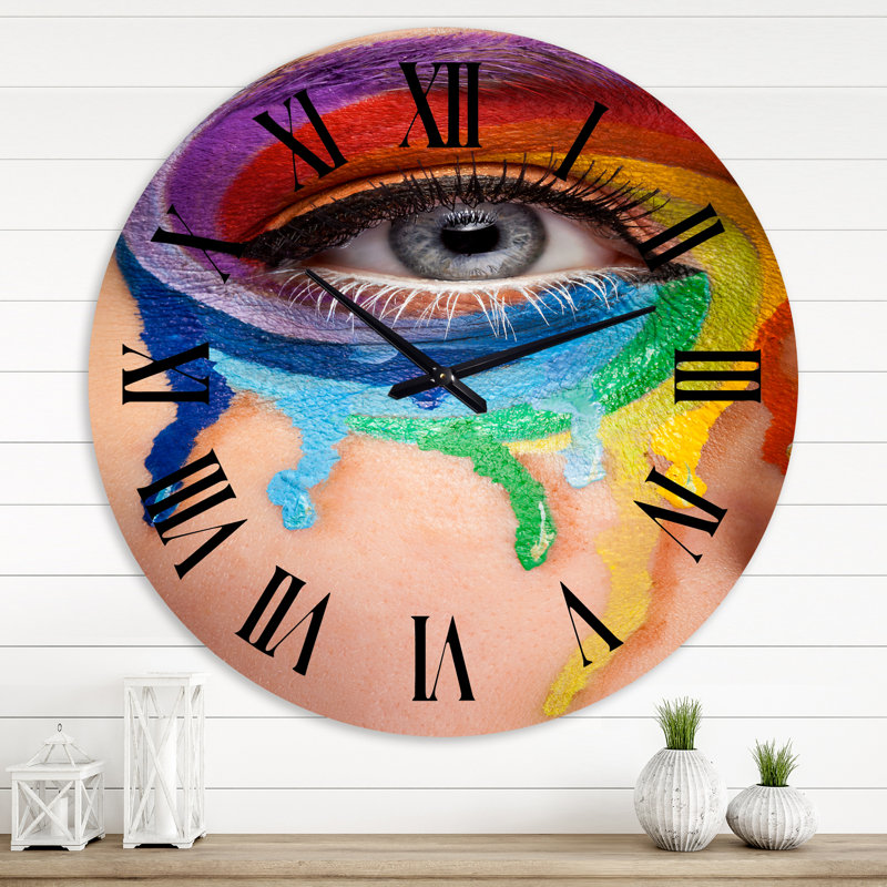 Gros plan sur un œil avec des couleurs de pleurs dans une roue - horloge murale moderne, Moyenne