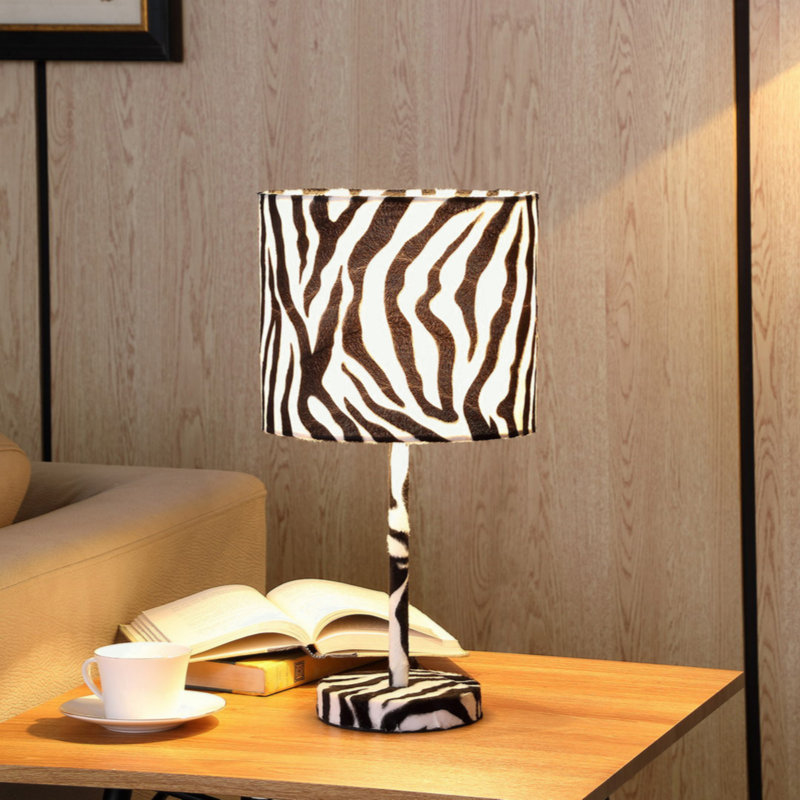 Lampe de table 19,25 po en faux suède et zèbre en métal