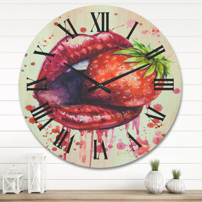 Horloge murale femme léchant une fraise