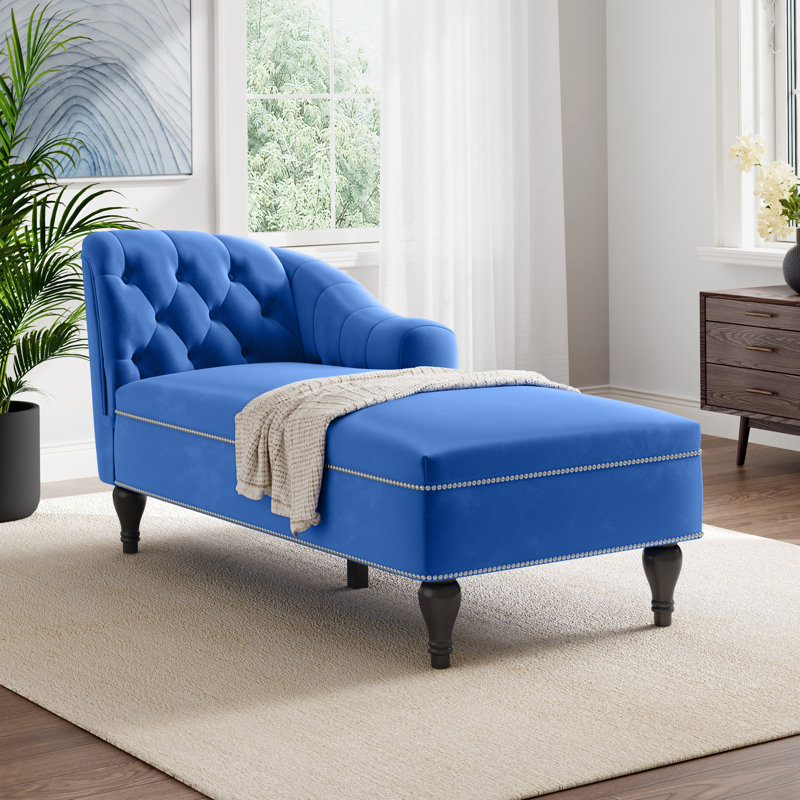 Chaise longue Sela Contemporary en velours avec capitonnage à boutons, garniture cloutée et pieds en bois massif, accoudoir à droite