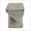 Table d'appoint Twist Shape avec texture semblable au bois, conception en spirale unique pour une utilisation intérieure et extérieure, durable et sans assemblage requis-125534183