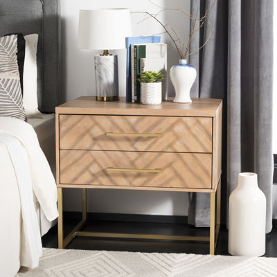 Élégante table de chevet l 30 po Brookelyne - Chêne rustique avec pieds en laiton et 2 tiroirs de rangement spacieux pour la chambre à coucher