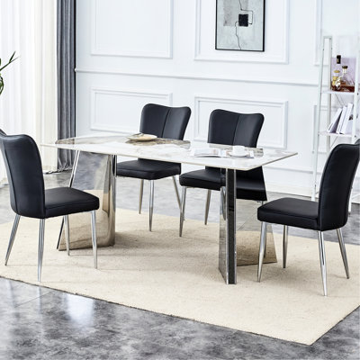 63 po x 31,5 po x 30 po pour la salle à manger: plateau de table en pierre frittée de luxe, pieds argentés, 4 chaises en polyuréthane noires à rayures verticales pour une atmosphère sophistiquée Ensemble: acier inoxydable