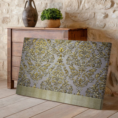 La toile crée un design de papier peint élégant avec un motif damassé complexe en or chatoyant contre un taupe doux