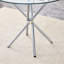Table de salle à manger ronde en verre transparent avec une forme unique pour 4 à 6 personnes, avec des pieds en métal argenté en forme d'anneau, convenant aux bureaux, aux cuisines, aux terrasses et aux salles à manger.