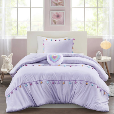 Édredon lavande avec pompons colorés et coussin décoratif en forme de cœur