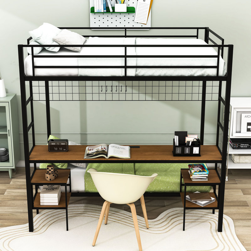 Lit double superposé double au-dessus d'un lit double avec bureau d'étude, ports de charge intégrés et tablettes de rangement