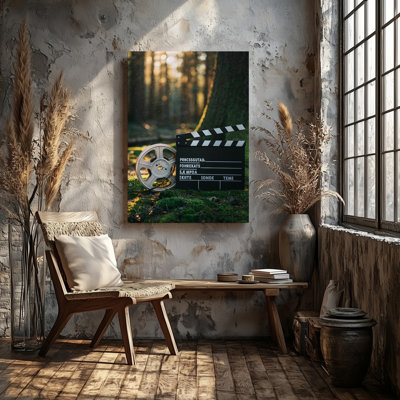 Reproduction d'art sur toile, une bobine de film rétro et un clap classique assis sur un mur de mousse verte