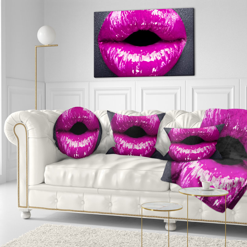 Coussin décoratif mauve à imprimé de lèvres mauves