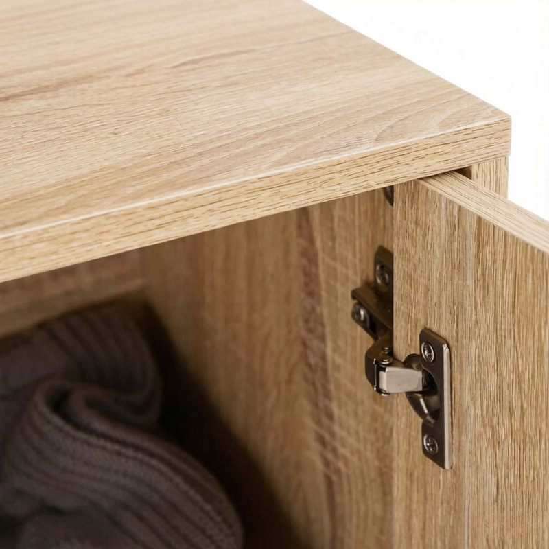 Buffet moderne avec portes à motif chevron et tablette réglable