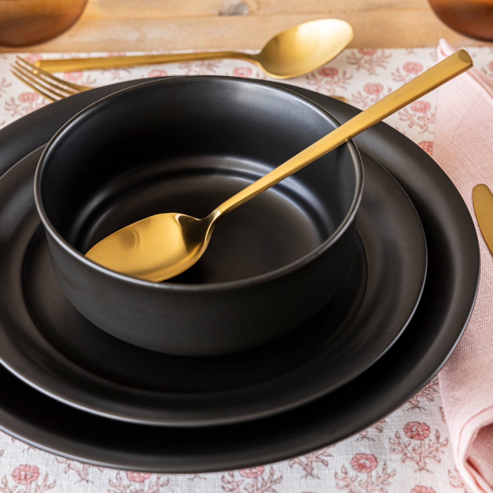 Rimmed Stoneware Dinnerware Set - Service for 4, Black