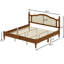 Lit plateforme bohémien en bois avec tête de lit en rotin naturel et conception en arc-130061806-107820862