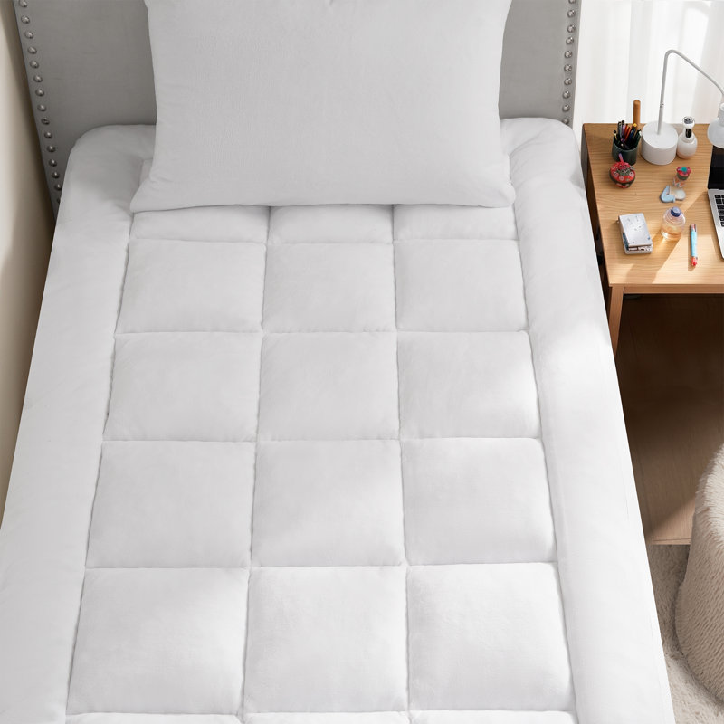Protège-matelas en polyester avec rembourrage en polyester Kaylin, Simple TG