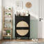Armoire de rangement à chaussures en rotin avec portes sculptées, pieds en bois de pin, conception ventilée et tablette de rangement supérieure