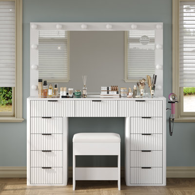 Bureau de meuble-lavabo avec prise de courant, miroir de coiffeuse cannelé avec lumières, 3 modes d'éclairage réglables, ensemble de coiffeuse 11 tiroirs, table de maquillage avec plateau en verre, coiffeuse avec fauteuil