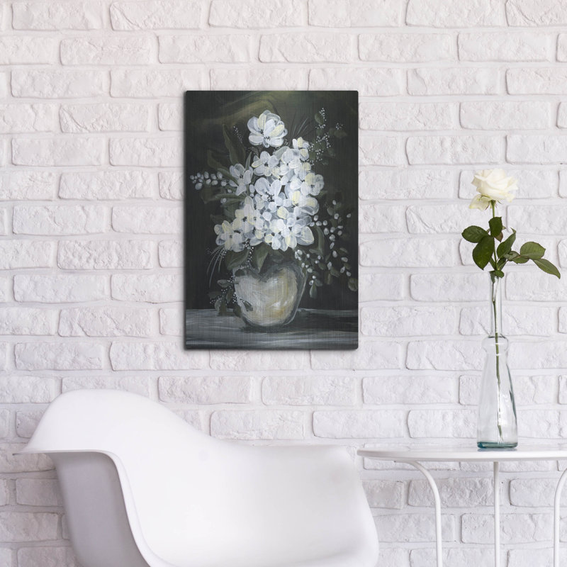 «White Flowers In Vase» par Yvette St. Amant, art mural en métal, H 24 po x l 16 po