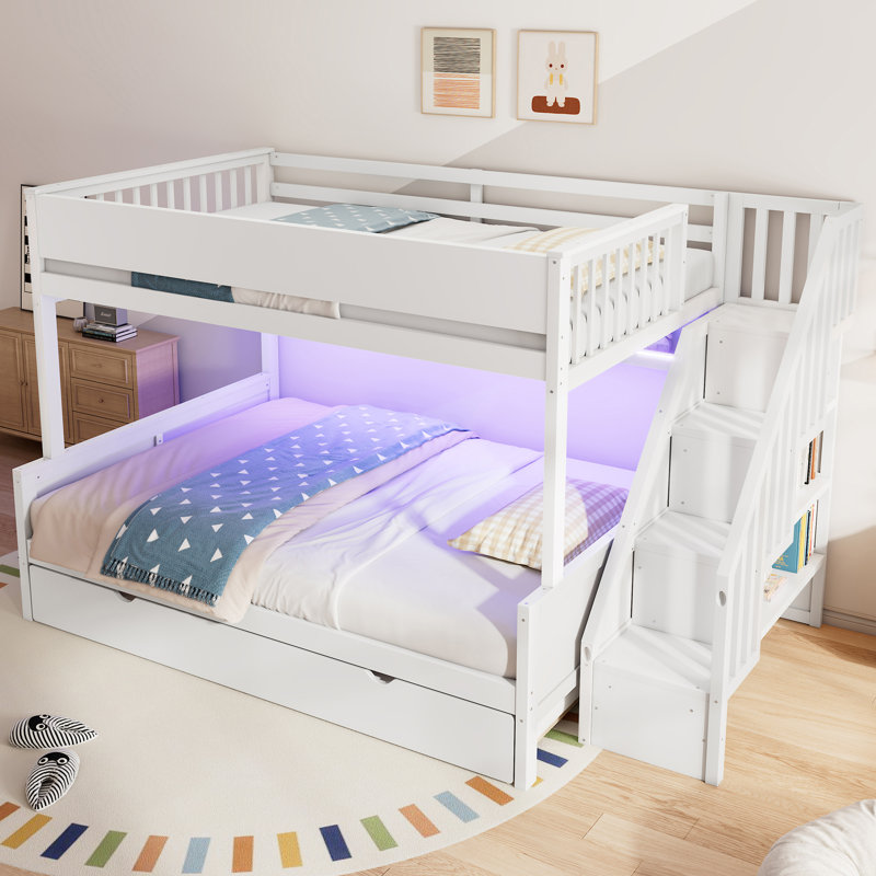 Lit superposé double au-dessus de grand lit double avec tablettes de rangement, escalier, lit gigogne et lumière DEL, blanc