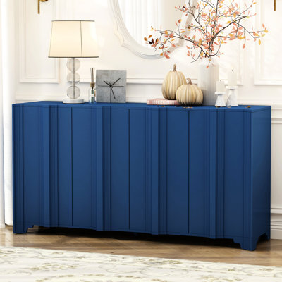Buffet à quatre portes avec détails linéaires complexes, finition en placage de pin et assemblage facile - pour les intérieurs résidentiels, bleu marine avec placage superposé, pieds triangulaires saisissants, milieu rehaussé