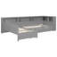 Lit plateforme simple en L gris avec lit gigogne, tiroir et 5 tablettes de rangement, confortable pour plusieurs personnes