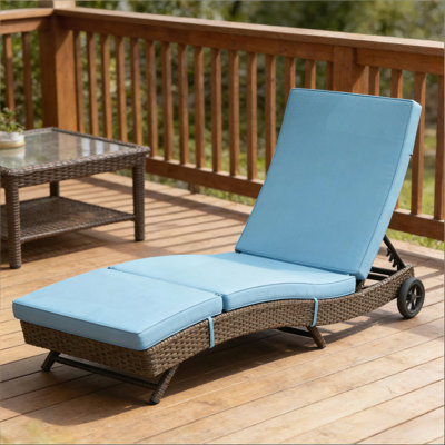Chaise longue confortable en osier avec dossier inclinable à 5 niveaux et roulettes portables pour une détente en plein air