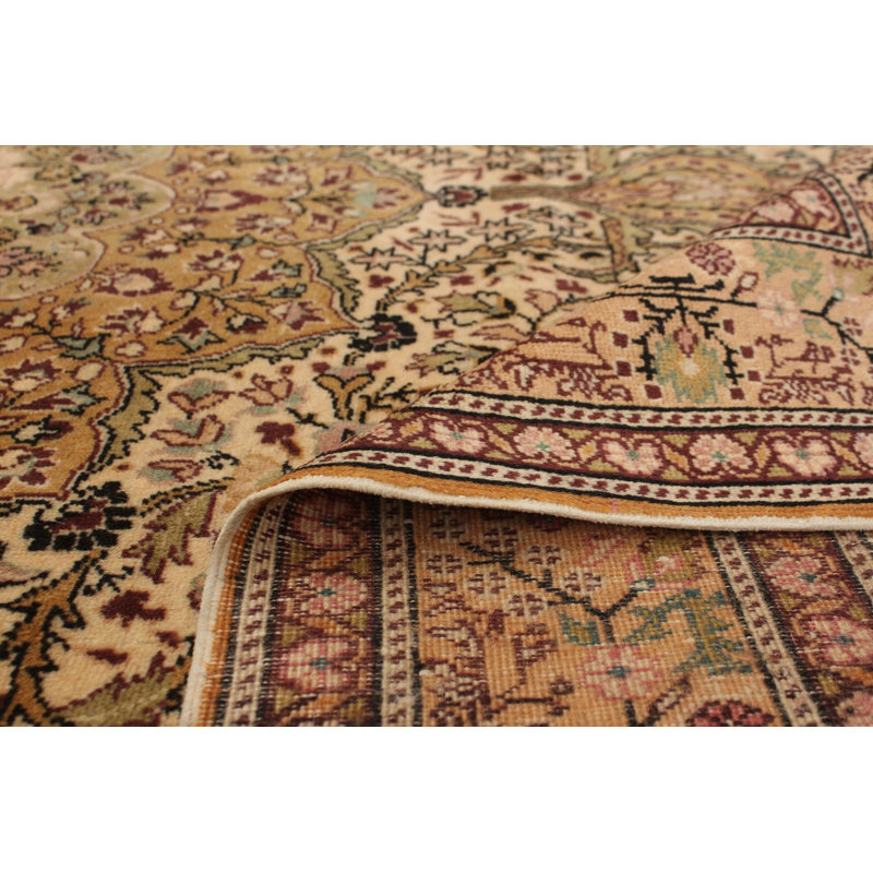 Tapis décoratif en laine Ivoire de conception unique en laine noué à la main des années 1980 de 6 pi 5 po X 9 pi 9 po