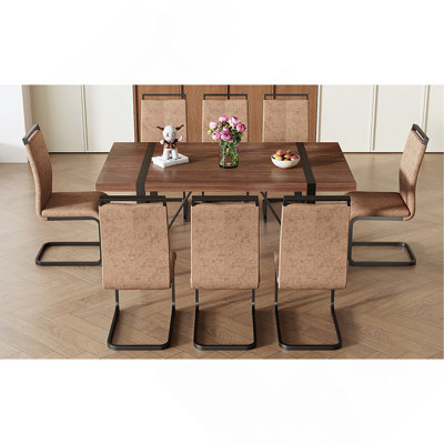 Ensemble de table et de chaises. Table de salle à manger rectangulaire de style industriel de couleur noyer - 71 po x 39,3 po. Grande paire. 8 chaises en tissu brun avec pieds en métal noir arqués.