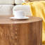 Table cylindrique polyvalente avec motif à motifs pour des utilisations multiples pour le café, la salle à manger et les espaces de travail.