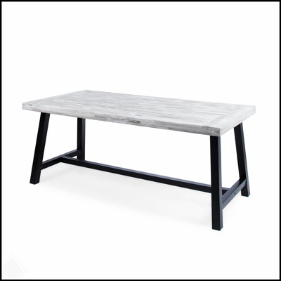 Table de salle à manger d'extérieur durable en bois d'acacia avec structure en métal rustique pour une utilisation élégante et fonctionnelle du patio