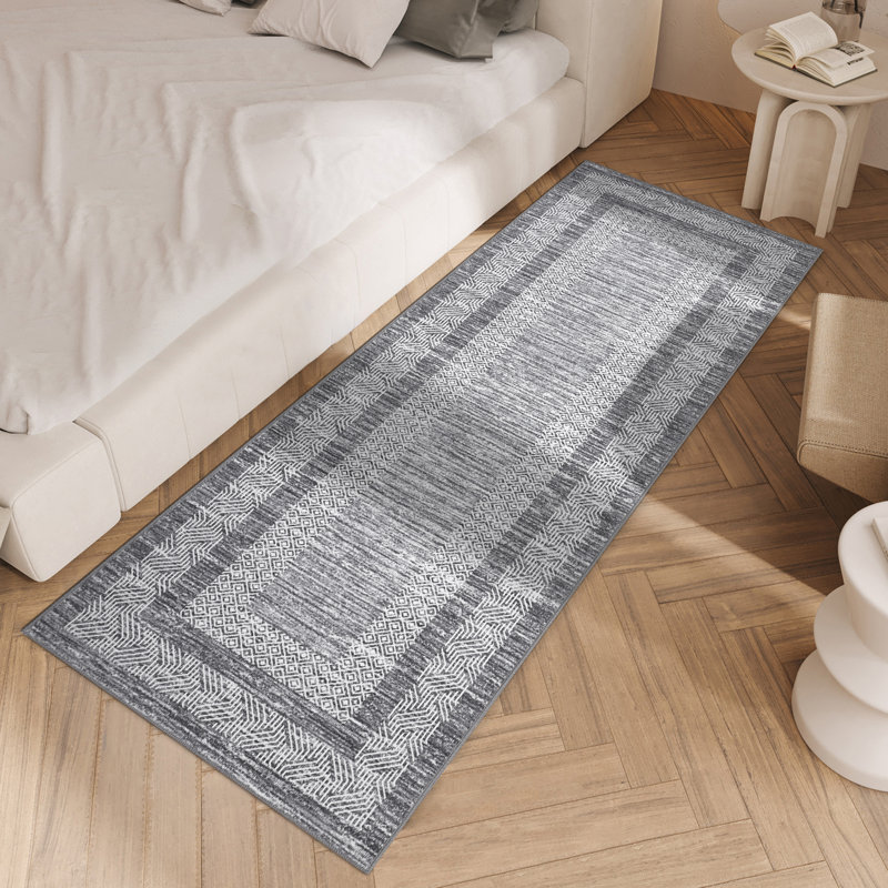 Tapis de couloir à bordure géométrique 2 x 6 avec tapis de couloir à motif géométrique délavé et doux, tapis à poils courts qui ne perd pas ses poils, tapis de sol antidérapant et gris